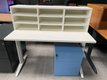Bureau plan droit 140 x 60 cm avc meuble 9 étagères blc et caiss mobile en métal bleu, plateau et piét blc seconde main 