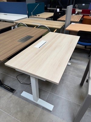 DESTOCKAGE - Bureau - Bureau réglable en hauteur électriquement avec top access équipé plateau chêne et piétement blanc