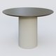 Table Basse Fashion Styl piètement colonne en métal D-26cm et plateau bois. Plateau Chêne Moka et pietement Gris (RAL 7038).