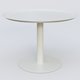 Table Basse Fashion Styl piètement colonne métalique. Plateau Blanc (RAL 9010) et pietement Blanc (RAL 9010).