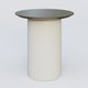 Table Basse Fashion Styl piètement colonne en métal D-26cm et plateau bois. Plateau Chêne Moka et pietement Blanc (RAL 9010).