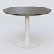 Table Basse Fashion Styl piètement colonne en métal et plateau bois. Plateau Chêne Moka et pietement Blanc (RAL 9010).