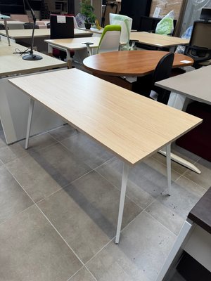 DESTOCKAGE - Bureau - Table 4 pieds plateau chêne et piétement blanc