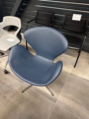 DESTOCKAGE - Sièges & Fauteuils - Fauteuil giratoire corolle revêtement PVC bleu nuit piétement chromée 4 branches