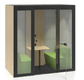 Silent Room M avec parois externes et panneau arrière en mélamine avec verre, parois internes rembourrées, paroi centrale interne frontale avec système de commande, portes en verre, plafond en mélamine, poufs avec dossier (2 pièces) coloris Berta