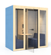 Silent Room M avec parois externes rembourrées et panneau arrière vitré, parois internes rembourrées, paroi centrale interne frontale avec système de commande, portes vitrées et plafond en mélamine, poufs avec dossier (2 pièces) coloris Berta