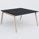 Bureau K9 piètement incliné en bois et plateau 140*145 cm. Plateau Noir et pietement bois massif de hêtre.