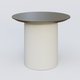 Table Basse Fashion Styl piètement colonne en métal D-26cm et plateau bois. Plateau Chêne Moka et pietement Blanc (RAL 9010).