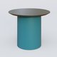 Table Basse Fashion Styl piètement colonne en métal D-26cm et plateau bois. Plateau Chêne Moka et pietement Bleu Petrole (RAL 5025).