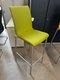 Chaise hauteur 80 cm assise tissu enduit vert, structure 4 pieds couleur aluminium