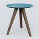 Table Basse Fashion Styl piètement 3 pieds bois et plateau métal. Plateau Bleu Petrole (RAL 5025) et pietement Chêne Moka.