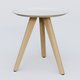 Table Basse Fashion Styl piètement 3 pieds bois et plateau métal. Plateau Blanc (RAL 9010) et pietement Chêne.