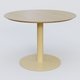 Table Basse Fashion Styl piètement colonne en métal et plateau bois. Plateau Chêne et pietement Jaune Cuivre (RAL 1002).