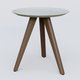 Table Basse Fashion Styl piètement 3 pieds bois et plateau métal. Plateau Gris (RAL 7038) et pietement Chêne Moka.