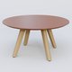 Table Basse Fashion Styl piètement 3 pieds en bois et plateau bois. Plateau Brun cuivré (RAL 8004) et pietement Chêne.