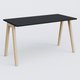 Bureau K9 piètement incliné en bois et plateau 140*70 cm. Plateau Noir et pietement bois massif de hêtre.
