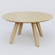 Table Basse Fashion Styl piètement 3 pieds en bois et plateau bois. Plateau Jaune Cuivre (RAL 1002) et pietement Chêne.