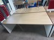 Bureau plan droit 180 x 80 cm avec caiss mobile 3 trs en bois et voile de fonc bois, plateau chêne et piét. blc