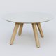 Table Basse Fashion Styl piètement 3 pieds en bois et plateau bois. Plateau Blanc (RAL 9010) et pietement Chêne.