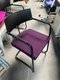 Chaise visiteur structure noir assise prune et dossier noir