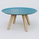Table Basse Fashion Styl piètement 3 pieds bois et plateau métal. Plateau Bleu Petrole (RAL 5025) et pietement Chêne.