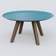 Table Basse Fashion Styl piètement 3 pieds bois et plateau métal. Plateau Bleu Petrole (RAL 5025) et pietement Chêne Moka.