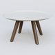 Table Basse Fashion Styl piètement 3 pieds bois et plateau métal. Plateau Blanc (RAL 9010) et pietement Chêne Moka.