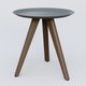 Table Basse Fashion Styl piètement 3 pieds bois et plateau métal. Plateau Carbon Grey et pietement Chêne Moka.