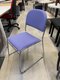 Chaise visiteur piétement luge structure chromée assise et dossier en tissu lilas