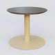 Table Basse Fashion Styl piètement colonne en métal et plateau bois. Plateau Chêne Moka et pietement Jaune Cuivre (RAL 1002).