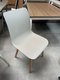 Chaise coque polypropylène grise avec 4 pieds bois