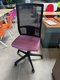Siège de bureau dossier résille noir et assise en tissu vieux rose