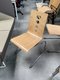 Chaise de cafétariat appui sur table chromée coque bois hêtre