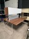 Poste bench 160 x 160 cm plateaux décor noyer, piétement métallique blanc avec rangements suspensdus