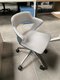Siège de bureau piétement aluminium poli, coque polypropylène et assise tissu gris clair