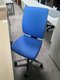 Siège dactylo structure aluminium poli assise et dossier en tissu bleu