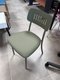 Chaise structure 4 pieds assise en pvc vert kaki, dossier en métal