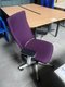 Fauteuil de bureau E.T acocoudoirs 4D structure blanche, assise et dossier tissu prune
