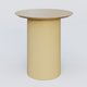 Table Basse Fashion Styl piètement colonne en métal D-26cm et plateau bois. Plateau Chêne et pietement Jaune Cuivre (RAL 1002).