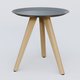 Table Basse Fashion Styl piètement 3 pieds bois et plateau métal. Plateau Carbon Grey et pietement Chêne.
