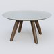 Table Basse Fashion Styl piètement 3 pieds bois et plateau métal. Plateau Gris (RAL 7038) et pietement Chêne Moka.