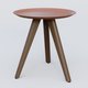Table Basse Fashion Styl piètement 3 pieds bois et plateau métal. Plateau Brun cuivré (RAL 8004) et pietement Chêne Moka.