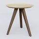Table Basse Fashion Styl piètement 3 pieds bois et plateau métal. Plateau Jaune Cuivre (RAL 1002) et pietement Chêne Moka.