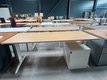 Bureau K2 plan droit 180 x 70 cm avc caiss mobile en métal 2 trs blc, plateau CE et piét blc