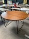 Table ronde diamètre 120cm, structure filaire noir, plateau aulne