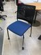 Lot de 2 chaises visiteur sur roulette structure noire avec dossier en résille noire et assise en tissu bleu