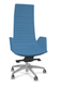 KI fauteuil manager haut dossier avec accotoirs tapissés. piétement 5 branches en aluminium poli. revêtement tissu SYNERGY coloris bleu