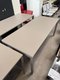 Bureau plan droit 180 x 80 cm, plateau tortora, piétement K3 couleur aluminium