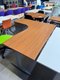 Bureau asymétrique 90° plateau merisier piétement alu 180x163cm avec caisson hauteur de bureau 3 tiroirs métal