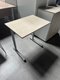 Table scolaire 70 x 50 cm, plateau acacia abîmé dans un angle, piétement métal couleur gris